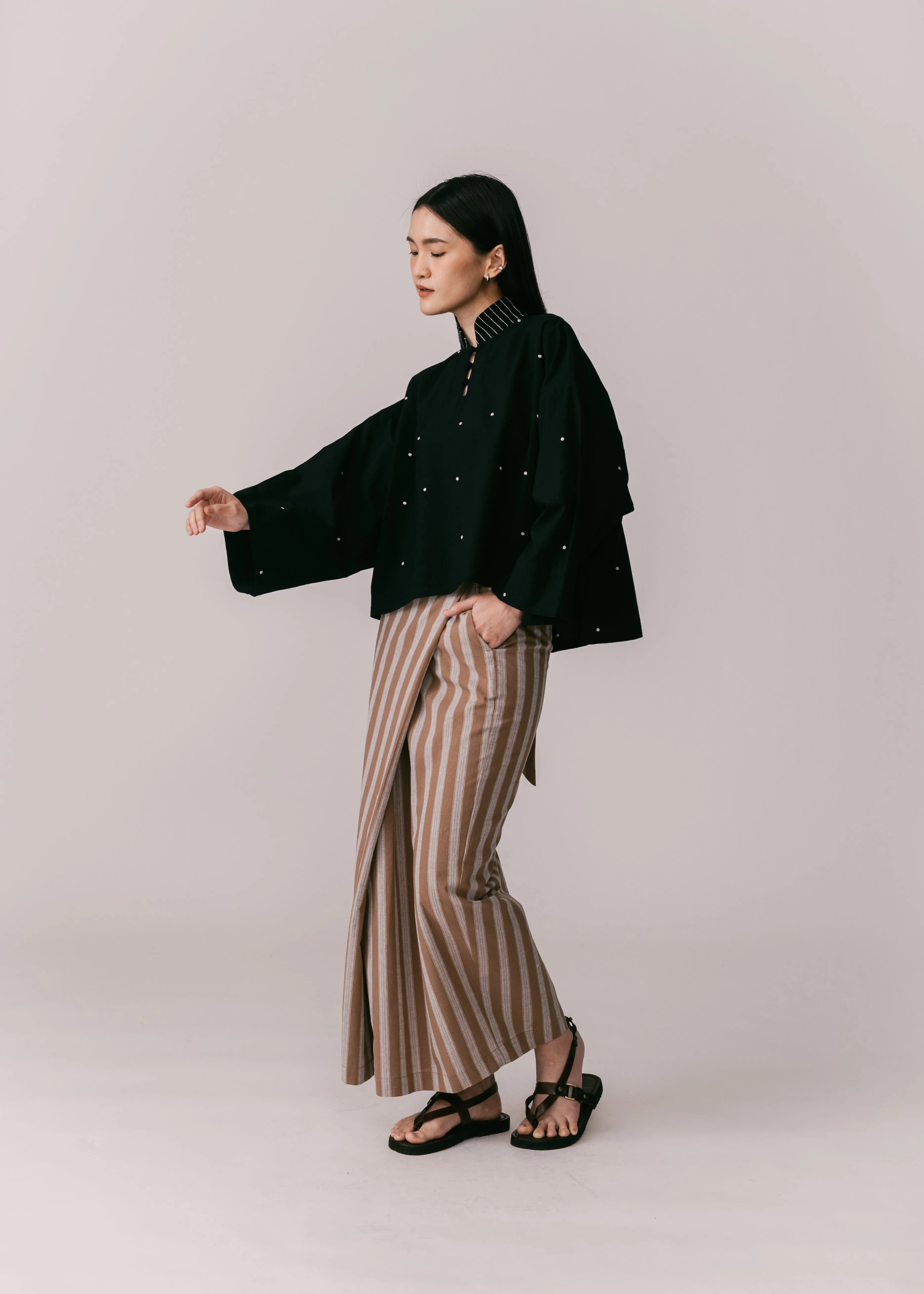 Women: Tunas Cropped Kedah Top (Black)